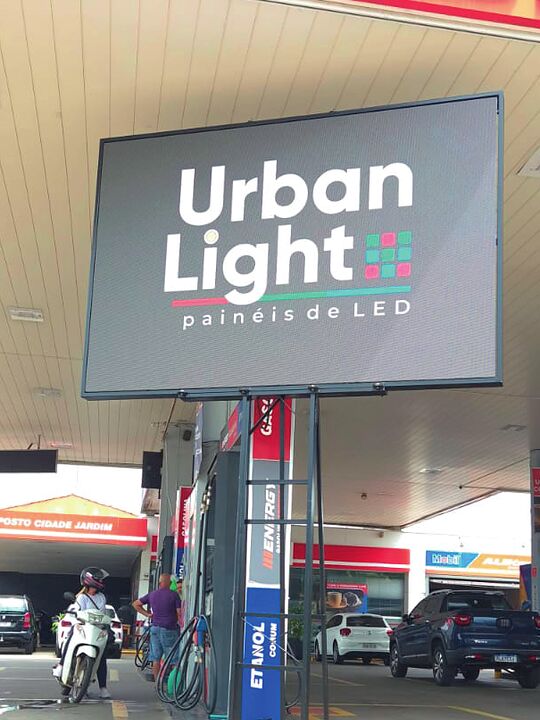 Painel de LED da Urban Light na Avenida 29, no Auto Posto Cidade Jardim, em Rio Claro