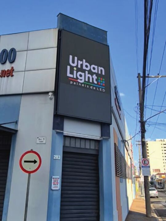 Painel de LED da Urban Light na Rua 4, no prédio do Jornal Cidade, em Rio Claro